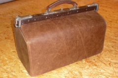 arzttasche-neu-unter-verwendung-des-alten-buegels-rindleder-vintage-1