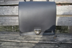 handtasche-post-mit-vier-faechern-aus-schwarzem-mitteldickem-rindleder-2