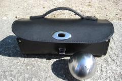 schwarze-boulkugeltasche-aus-blankleder-2