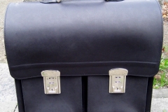 schwarze-herrenaktentasche-aus-blankleder-mit-stabielen-schloessern-2