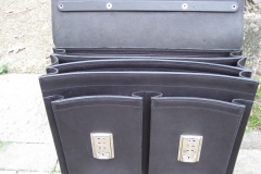 schwarze-herrenaktentasche-aus-blankleder-mit-stabielen-schloessern-3