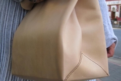 einkaufstuete-aus-vegitabilen-leder-1