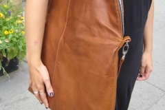 grosse-tasche-mit-reissverschluss.mit-hand-schlaufen.ueber-den-schulterriemen-klappbar.-rindleder-anelin-nussbraunjpg-4