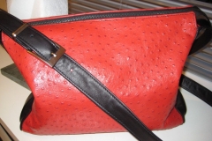 handtasche-rot-schwarz.-rindleder-auf-strauss-gepraegt-2