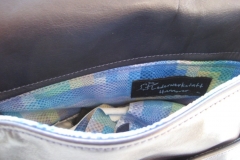 klappentasche-schwarzes-rindleder-reissverschlussfaecher-aussen-und-innen-und-ein-vorfach-1