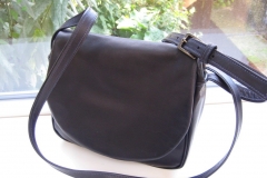 klappentasche-schwarzes-rindleder-reissverschlussfaecher-aussen-und-innen-und-ein-vorfach-2