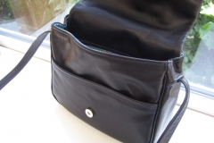 klappentasche-schwarzes-rindleder-reissverschlussfaecher-aussen-und-innen-und-ein-vorfach-4