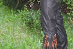 flammenlederhose-schwarz-mit-rote-gelben-flammen-2 flammenlederhose-schwarz-mit-rote-gelben-flammen-2
