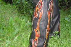 flammenlederhose-schwarz-mit-rote-gelben-flammen-4 flammenlederhose-schwarz-mit-rote-gelben-flammen-4