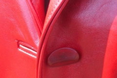 jacke-rot-ovaler-knopf jacke-rot-ovaler-knopf