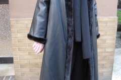 schwarzer-rindledermantel-mitzierknoepfen-2 schwarzer-rindledermantel-mitzierknoepfen-2