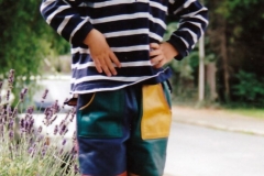 kinderhose-aus-bunten-rindlederstuecken kinderhose-aus-bunten-rindlederstuecken