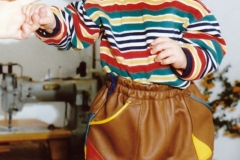 kinderlederhose-aus-hellbraunem-rindleder-mit-bunten-paspeln