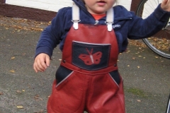kinderlederlatzhose-rot-schmetterling-3-3