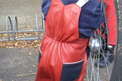kinderlederlatzhose-rot-schmetterling-3-4