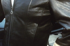 frauenbikerjacke-aus-rindanelinleder-mit-taurusfell-und-karosteppung-1