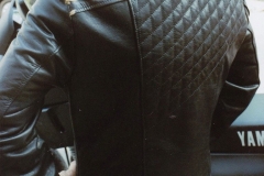 frauenbikerjacke-aus-rindanelinleder-mit-taurusfell-und-karosteppung-4