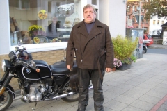 klassische-bikerjacke-im-dreiviertel-stil-mit-guertel-und-aermelreissverschluessen-zum-enger-machen-aus-wasserbueffel-2