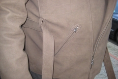 klassische-bikerjacke-im-dreiviertel-stil-mit-guertel-und-aermelreissverschluessen-zum-enger-machen-aus-wasserbueffel-3