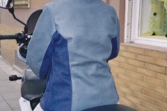 schlichte-motoradlederjacke-in-den-farben-der-bmw