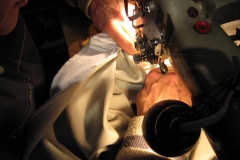 lederpolsterer-bei-der-arbeit